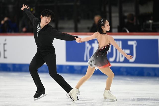 (260305) -- TALLINN, March 5, 2026 (Xinhua) -- Chen Yuxuan (R)/Dong Yinbo of China compete during the pairs' short program at the ISU Figure Skating Junior World Championships in Tallinn, Estonia, March 4, 2026. (Photo by Sergei Stepanov/Xinhua)