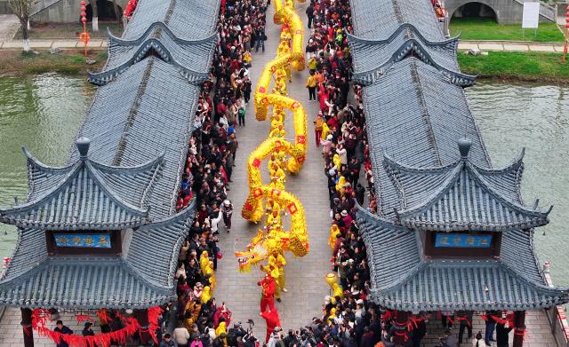 (260305) -- BEIJING, March 5, 2026 (Xinhua) -- A drone photo taken on March 4, 2026 shows a folk performance in Quanjiao County of Chuzhou City, east China's Anhui Province. (Xinhua/Du Yu)