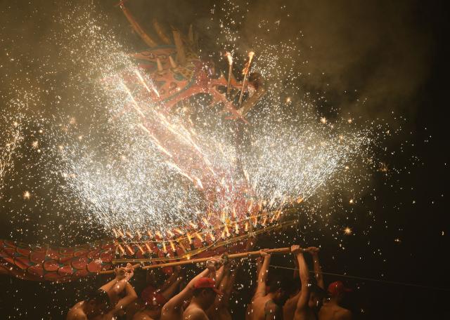 (260305) -- BEIJING, March 5, 2026 (Xinhua) -- Artists perform during a fire dragon dance event at Wujingfu Town of Jiexi County in Jieyang City, south China's Guangdong Province, March 3, 2026. (Xinhua/Deng Hua)