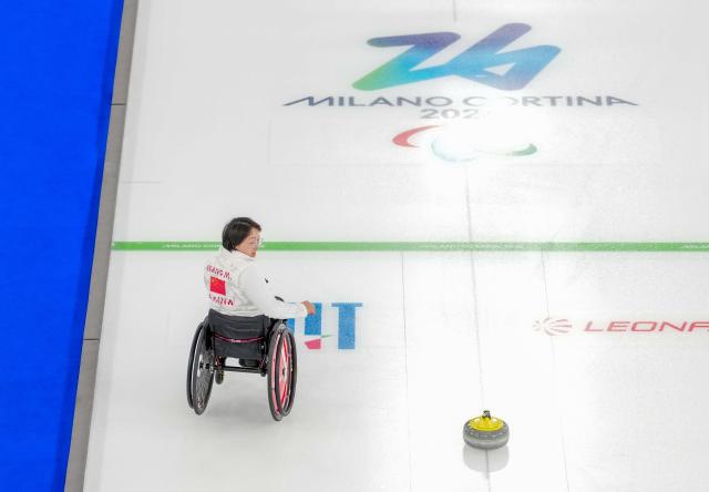 (260305) -- CORTINA D'AMPEZZO, March 5, 2026 (Xinhua) -- Wang Meng of China competes during the wheelchair curling mixed doubles round robin session 1 match between China and Japan at the Milan-Cortina 2026 Paralympic Winter Games in Cortina D'ampezzo, Italy, March 4, 2026. (Xinhua/Lian Zhen)