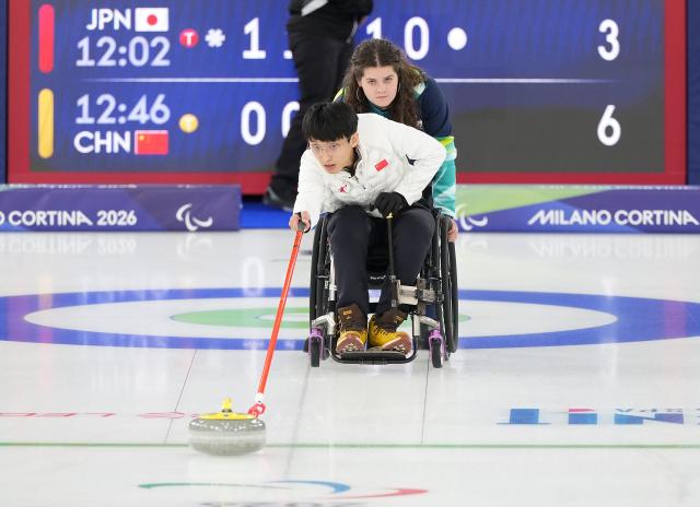 (260305) -- CORTINA D'AMPEZZO, March 5, 2026 (Xinhua) -- Yang Jinqiao of China competes during the wheelchair curling mixed doubles round robin session 1 match between China and Japan at the Milan-Cortina 2026 Paralympic Winter Games in Cortina D'ampezzo, Italy, March 4, 2026. (Xinhua/Hou Zhaokang)