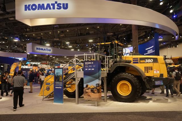 (260305) -- LAS VEGAS, March 5, 2026 (Xinhua) -- People visit the Komatsu booth at the 2026 CONEXPO-CON/AGG in Las Vegas, the United States, on March 4, 2026. Global construction equipment manufacturers are gathering in Las Vegas from Tuesday to Saturday for the 2026 CONEXPO-CON/AGG, showcasing a broad shift toward artificial intelligence (AI) and autonomous operations. (Photo by Zeng Hui/Xinhua)