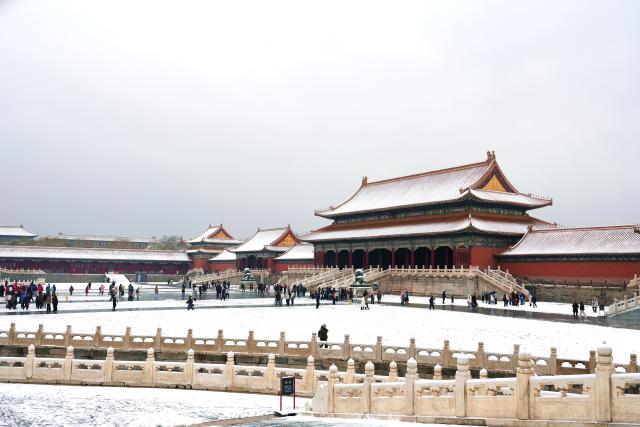 (260305) -- BEIJING, March 5, 2026 (Xinhua) -- Tourists visit the Palace Museum after a snowfall in Beijing, capital of China, March 5, 2026. Beijing has witnessed a spring snowfall from Wednesday to Thursday. (Xinhua/Ma Xiaodong)