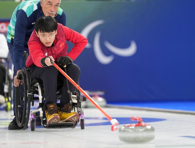 (260305) -- CORTINA D'AMPEZZO, March 5, 2026 (Xinhua) -- Yang Jinqiao of China competes during the wheelchair curling mixed doubles round robin session 2 match between China and Latvia at the Milan-Cortina 2026 Paralympic Winter Games in Cortina D'ampezzo, Italy, March 5, 2026. (Xinhua/Hou Zhaokang)