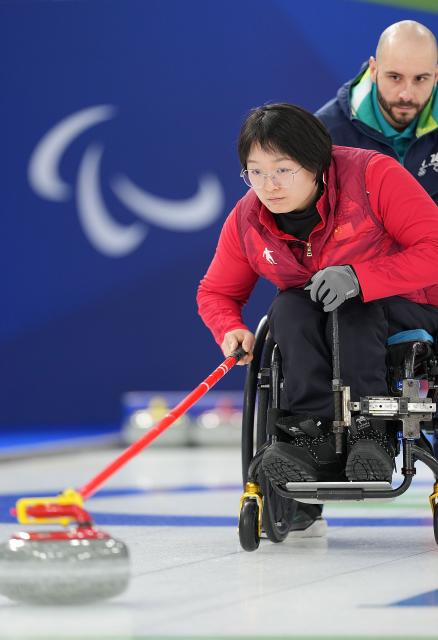 (260305) -- CORTINA D'AMPEZZO, March 5, 2026 (Xinhua) -- Wang Meng of China competes during the wheelchair curling mixed doubles round robin session 2 match between China and Latvia at the Milan-Cortina 2026 Paralympic Winter Games in Cortina D'ampezzo, Italy, March 5, 2026. (Xinhua/Hou Zhaokang)