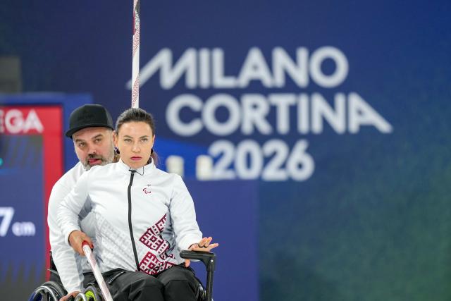 (260305) -- CORTINA D'AMPEZZO, March 5, 2026 (Xinhua) -- Rozkova Polina (R) and Lasmans Agris of Lativa compete during the wheelchair curling mixed doubles round robin session 2 match between China and Latvia at the Milan-Cortina 2026 Paralympic Winter Games in Cortina D'ampezzo, Italy, March 5, 2026. (Xinhua/Lian Zhen)