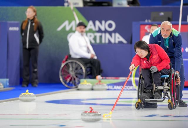 (260305) -- CORTINA D'AMPEZZO, March 5, 2026 (Xinhua) -- Wang Meng of China competes during the wheelchair curling mixed doubles round robin session 2 match between China and Latvia at the Milan-Cortina 2026 Paralympic Winter Games in Cortina D'ampezzo, Italy, March 5, 2026. (Xinhua/Lian Zhen)