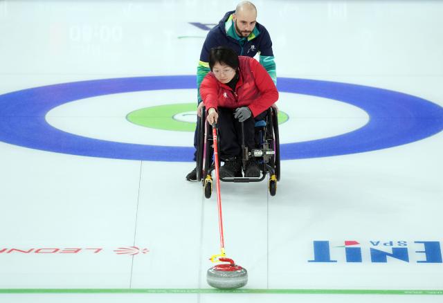 (260305) -- CORTINA D'AMPEZZO, March 5, 2026 (Xinhua) -- Wang Meng of China competes during the wheelchair curling mixed doubles round robin session 2 match between China and Latvia at the Milan-Cortina 2026 Paralympic Winter Games in Cortina D'ampezzo, Italy, March 5, 2026. (Xinhua/Cai Yang)