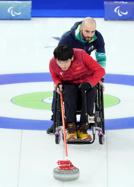 (260305) -- CORTINA D'AMPEZZO, March 5, 2026 (Xinhua) -- Yang Jinqiao of China competes during the wheelchair curling mixed doubles round robin session 2 match between China and Latvia at the Milan-Cortina 2026 Paralympic Winter Games in Cortina D'ampezzo, Italy, March 5, 2026. (Xinhua/Cai Yang)