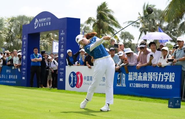 (260305) -- LINGSHUI, March 5, 2026 (Xinhua) -- Hinako Shibuno of Japan plays a shot during the first round of the Blue Bay LPGA golf tournament in Lingshui, south China's Hainan Province, March 5, 2026. (Xinhua/Yang Guanyu)