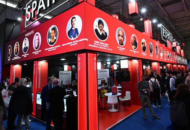 (260305) -- BARCELONA, March 5, 2026 (Xinhua) -- People visit the booth of Spain during the 2026 Mobile World Congress (MWC) in Barcelona, Spain, March 5, 2026. The 2026 MWC concluded here on Thursday. (Xinhua/Cheng Min)