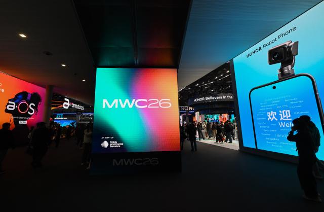 (260305) -- BARCELONA, March 5, 2026 (Xinhua) -- People visit the 2026 Mobile World Congress (MWC) in Barcelona, Spain, March 5, 2026. The 2026 MWC concluded here on Thursday. (Xinhua/Cheng Min)