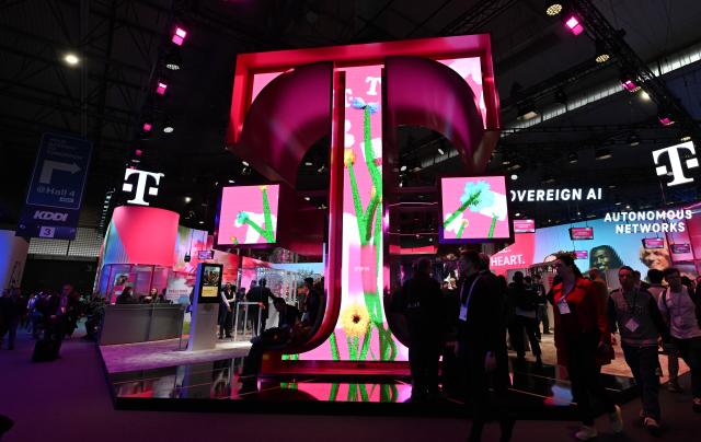 (260305) -- BARCELONA, March 5, 2026 (Xinhua) -- People visit the 2026 Mobile World Congress (MWC) in Barcelona, Spain, March 5, 2026. The 2026 MWC concluded here on Thursday. (Xinhua/Cheng Min)