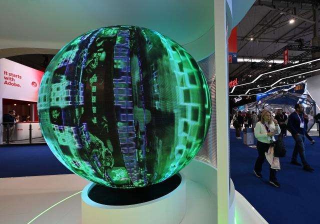 (260305) -- BARCELONA, March 5, 2026 (Xinhua) -- People visit the 2026 Mobile World Congress (MWC) in Barcelona, Spain, March 5, 2026. The 2026 MWC concluded here on Thursday. (Xinhua/Cheng Min)