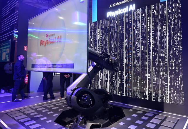 (260305) -- BARCELONA, March 5, 2026 (Xinhua) -- People visit the 2026 Mobile World Congress (MWC) in Barcelona, Spain, March 5, 2026. The 2026 MWC concluded here on Thursday. (Xinhua/Cheng Min)