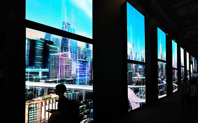 (260305) -- BARCELONA, March 5, 2026 (Xinhua) -- People visit the 2026 Mobile World Congress (MWC) in Barcelona, Spain, March 5, 2026. The 2026 MWC concluded here on Thursday. (Xinhua/Cheng Min)