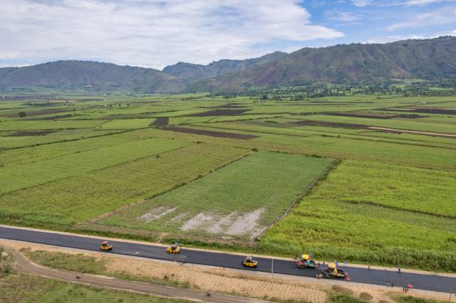 (260305) -- KISUMU, March 5, 2026 (Xinhua) -- An aerial drone photo taken on Feb. 27, 2026 shows construction vehicles and workers of Power Construction Corporation of China operating at the construction site of the second section of the Kisumu-Muhoroni highway project in a major sugarcane-producing area of Kisumu County, Kenya. Located in Kisumu County, a key economic and transport hub in western Kenya, the area is well known for sugarcane cultivation and sugar production. A road project undertaken by Power Construction Corporation of China (PowerChina) is now bringing visible change to the region. (Xinhua/Xie Jianfei)