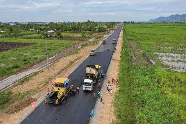 (260305) -- KISUMU, March 5, 2026 (Xinhua) -- An aerial drone photo taken on Feb. 27, 2026 shows construction vehicles and workers of Power Construction Corporation of China operating at the construction site of the second section of the Kisumu-Muhoroni highway project in a major sugarcane-producing area of Kisumu County, Kenya. Located in Kisumu County, a key economic and transport hub in western Kenya, the area is well known for sugarcane cultivation and sugar production. A road project undertaken by Power Construction Corporation of China (PowerChina) is now bringing visible change to the region. (Xinhua/Xie Jianfei)