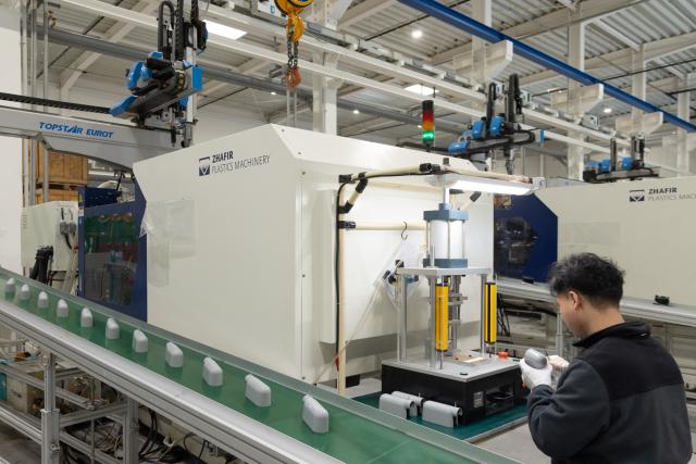 (260306) -- KAPUVAR, March 6, 2026 (Xinhua) -- A man works in the second phase of Chinese technology company Intretech's manufacturing facility in Kapuvar, Hungary, March 5, 2026. TO GO WITH "Chinese investments crucial to Hungary's economy: Hungarian FM " (Photo by Attila Volgyi/Xinhua)