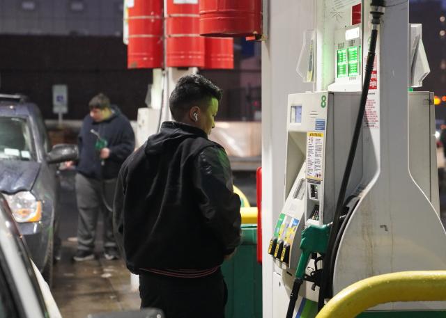 (260306) -- NEW YORK, March 6, 2026 (Xinhua) -- A man checks prices at a gas station in New York, the United States, March 5, 2026. U.S. national average for a gallon of regular gasoline jumped nearly 27 cents since last week to 3.25 U.S. dollars per gallon on Thursday, said a release by the American Automobile Association (AAA).
  TO GO WITH "U.S. gasoline prices at the pump increase sharply" (Xinhua/Zhang Fengguo)