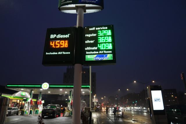 (260306) -- NEW YORK, March 6, 2026 (Xinhua) -- This photo taken on March 5, 2026 shows a gas station in New York, the United States. U.S. national average for a gallon of regular gasoline jumped nearly 27 cents since last week to 3.25 U.S. dollars per gallon on Thursday, said a release by the American Automobile Association (AAA).
  TO GO WITH "U.S. gasoline prices at the pump increase sharply" (Xinhua/Zhang Fengguo)