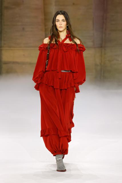 (260306) -- PARIS, March 6, 2026 (Xinhua) -- A model presents a creation from the ready-to-wear Fall/Winter 2026-2027 collections by Chole during the Paris Fashion Week, in Paris, France, March 5, 2026. (MeetEurope/Handout via Xinhua)