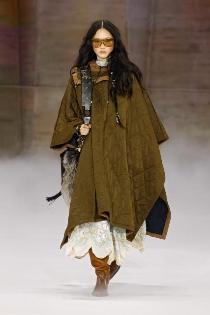 (260306) -- PARIS, March 6, 2026 (Xinhua) -- A model presents a creation from the ready-to-wear Fall/Winter 2026-2027 collections by Chole during the Paris Fashion Week, in Paris, France, March 5, 2026. (MeetEurope/Handout via Xinhua)