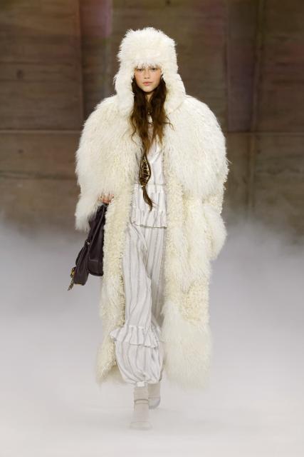 (260306) -- PARIS, March 6, 2026 (Xinhua) -- A model presents a creation from the ready-to-wear Fall/Winter 2026-2027 collections by Chole during the Paris Fashion Week, in Paris, France, March 5, 2026. (MeetEurope/Handout via Xinhua)