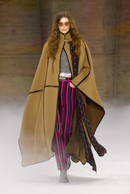 (260306) -- PARIS, March 6, 2026 (Xinhua) -- A model presents a creation from the ready-to-wear Fall/Winter 2026-2027 collections by Chole during the Paris Fashion Week, in Paris, France, March 5, 2026. (MeetEurope/Handout via Xinhua)