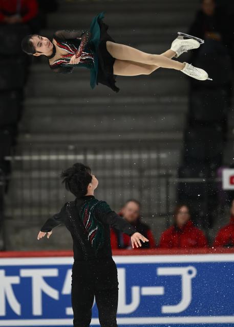 (260306) -- TALLINN, March 6, 2026 (Xinhua) -- Guo Rui (Top)/Zhang Yiwen of China compete during the free skating of the pairs at the ISU Figure Skating Junior World Championships in Tallinn, Estonia, March 5, 2026. (Photo by Sergei Stepanov/Xinhua)
