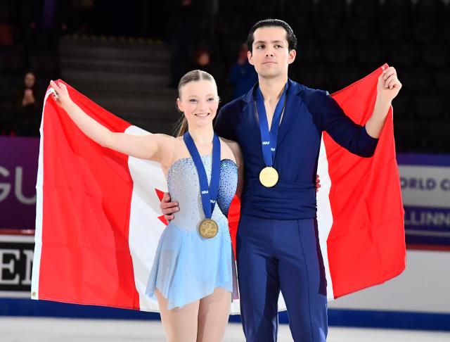 (260306) -- TALLINN, March 6, 2026 (Xinhua) -- Gold medalists Ava Kemp (L)/Yohnatan Elizarov of Canada pose after the awarding ceremony of the pairs at the ISU Figure Skating Junior World Championships in Tallinn, Estonia, March 5, 2026. (Photo by Sergei Stepanov/Xinhua)