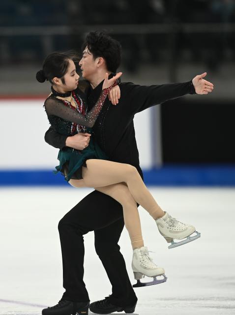(260306) -- TALLINN, March 6, 2026 (Xinhua) -- Guo Rui (L)/Zhang Yiwen of China compete during the free skating of the pairs at the ISU Figure Skating Junior World Championships in Tallinn, Estonia, March 5, 2026. (Photo by Sergei Stepanov/Xinhua)
