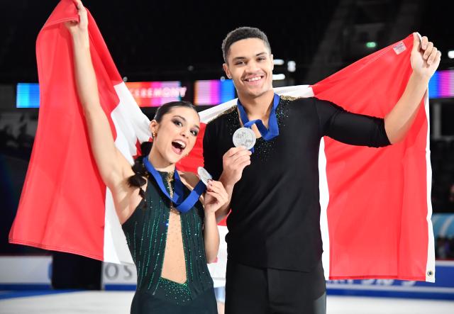 (260306) -- TALLINN, March 6, 2026 (Xinhua) -- Silver medalists Jazmine Desrochers (L)/Kieran Thrasher of Canada pose after the awarding ceremony of the pairs at the ISU Figure Skating Junior World Championships in Tallinn, Estonia, March 5, 2026. (Photo by Sergei Stepanov/Xinhua)