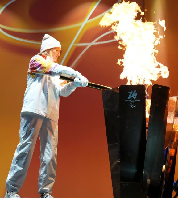 (260306) -- PADUA, March 6, 2026 (Xinhua) -- Torchbearer Francesca Tarantello lights the Cauldron during the Milan-Cortina 2026 Paralympic Winter Games Torch Relay in Padua, Italy, March 5, 2025. (Xinhua/Li Jing)