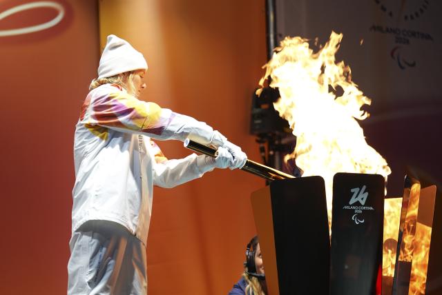 (260306) -- PADUA, March 6, 2026 (Xinhua) -- Torchbearer Francesca Tarantello lights the Cauldron during the Milan-Cortina 2026 Paralympic Winter Games Torch Relay in Padua, Italy, March 5, 2025. (Xinhua/Hou Jun)