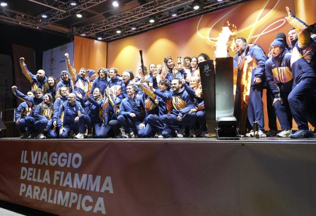 (260306) -- PADUA, March 6, 2026 (Xinhua) -- Staff of the organizing committee for the 2026 Milan-Cortina Winter Paralympic Games pose during the Milan-Cortina 2026 Paralympic Winter Games Torch Relay in Padua, Italy, March 5, 2025. (Xinhua/Hou Jun)