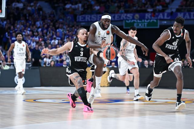 (260306) -- MADRID, March 6, 2026 (Xinhua) -- Real Madrid's Usman Garuba (front C) vies with Virtus Bologna's Carsen Edwards (front L) during the Euroleague basketball match between Real Madrid and Virtus Bologna in Madrid, Spain, on March 5, 2026. (Photo by Gustavo Valiente/Xinhua)