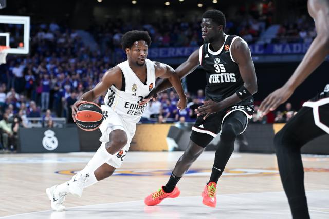 (260306) -- MADRID, March 6, 2026 (Xinhua) -- Real Madrid's Andres Feliz (L) vies with Virtus Bologna's Mouhamet Dioufa during the Euroleague basketball match between Real Madrid and Virtus Bologna in Madrid, Spain, on March 5, 2026. (Photo by Gustavo Valiente/Xinhua)