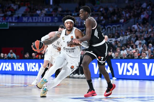 (260306) -- MADRID, March 6, 2026 (Xinhua) -- Real Madrid's Chukwuma Okeke (L) vies with Virtus Bologna's Saliou Niang during the Euroleague basketball match between Real Madrid and Virtus Bologna in Madrid, Spain, on March 5, 2026. (Photo by Gustavo Valiente/Xinhua)
