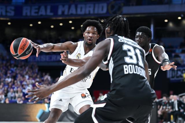 (260306) -- MADRID, March 6, 2026 (Xinhua) -- Real Madrid's Andres Feliz (L) passes the ball during the Euroleague basketball match between Real Madrid and Virtus Bologna in Madrid, Spain, on March 5, 2026. (Photo by Gustavo Valiente/Xinhua)