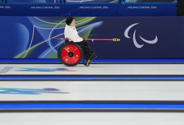 (260306) -- CORTINA D'AMPEZZO, March 6, 2026 (Xinhua) -- Wang Meng of China competes during the wheelchair curling mixed doubles round robin session 3 match between China and Italy at the Milan-Cortina 2026 Paralympic Winter Games in Cortina D'ampezzo, Italy, March 5, 2026. (Xinhua/Mou Yu)