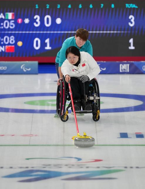 (260306) -- CORTINA D'AMPEZZO, March 6, 2026 (Xinhua) -- Wang Meng of China competes during the wheelchair curling mixed doubles round robin session 3 match between China and Italy at the Milan-Cortina 2026 Paralympic Winter Games in Cortina D'ampezzo, Italy, March 5, 2026. (Xinhua/Mou Yu)