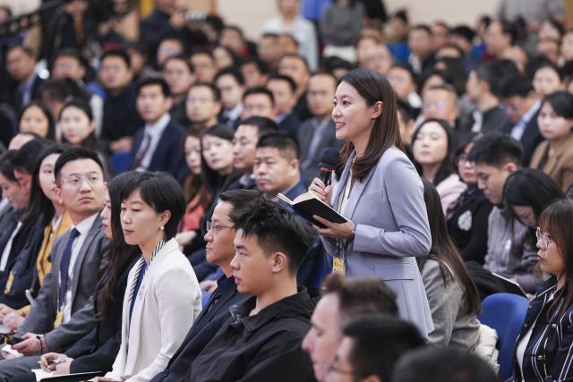 (260306) -- BEIJING, March 6, 2026 (Xinhua) -- A journalist asks a question at a press conference for the fourth session of the 14th National People's Congress (NPC) on economy in Beijing, capital of China, March 6, 2026. (Xinhua/Wang Xi)