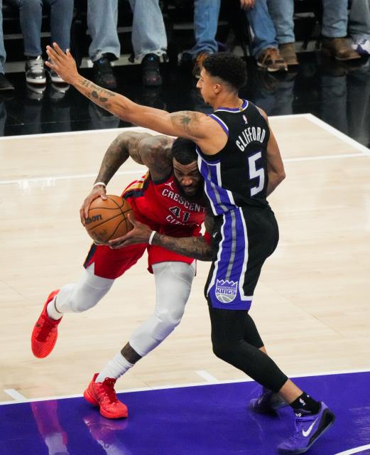 (260306) -- SACRAMENTO, March 6, 2026 (Xinhua) -- Saddiq Bey (L) of New Orleans Pelicans dribbles during the 2025-2026 NBA regular season basketball game between New Orleans Pelicans and Sacramento Kings in Sacramento, the United States, March 5, 2026. (Photo by Sun Yuxuan/Xinhua)