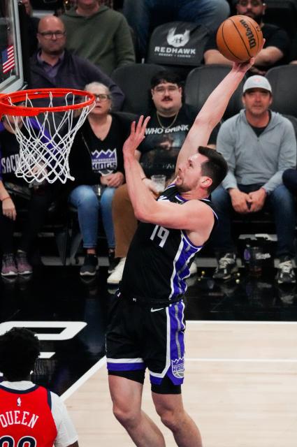 (260306) -- SACRAMENTO, March 6, 2026 (Xinhua) -- Drew Eubanks of Sacramento Kings dunks during the 2025-2026 NBA regular season basketball game between New Orleans Pelicans and Sacramento Kings in Sacramento, the United States, March 5, 2026. (Photo by Sun Yuxuan/Xinhua)