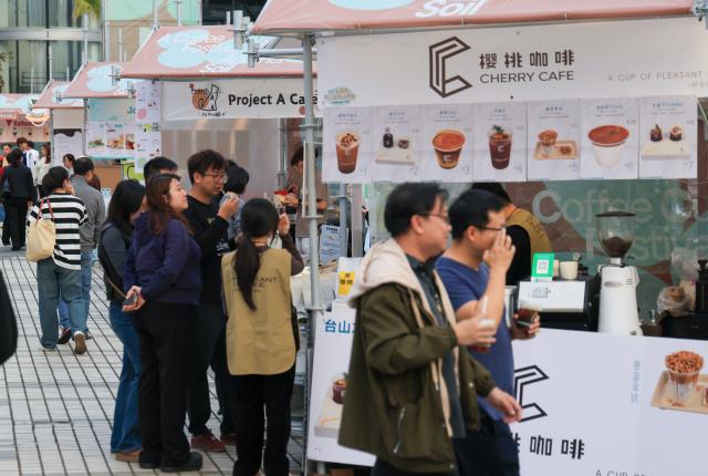 (260306) -- JIANGMEN, March 6, 2026 (Xinhua) -- Consumers attend the 4th Jiangmen Coffee Culture Festival in Jiangmen, south China's Guangdong Province, March 5, 2026. The festival kicked off here on Thursday, gathering more than 330 coffee brands from 13 countries and regions to showcase a full range of products including premium coffee, high-quality coffee raw materials, advanced coffee machines and elegant coffee gear. (Xinhua/Mao Siqian)