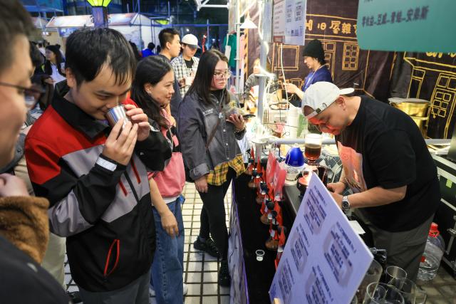 (260306) -- JIANGMEN, March 6, 2026 (Xinhua) -- A barista from Hong Kong brews a siphon coffee during the 4th Jiangmen Coffee Culture Festival in Jiangmen, south China's Guangdong Province, March 5, 2026. The festival kicked off here on Thursday, gathering more than 330 coffee brands from 13 countries and regions to showcase a full range of products including premium coffee, high-quality coffee raw materials, advanced coffee machines and elegant coffee gear. (Xinhua/Mao Siqian)