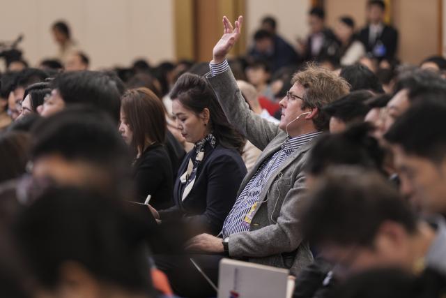 (260306) -- BEIJING, March 6, 2026 (Xinhua) -- A journalist raises hand to ask questions at a press conference for the fourth session of the 14th National People's Congress (NPC) on economy in Beijing, capital of China, March 6, 2026. (Xinhua/Wang Xi)