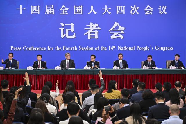 (260306) -- BEIJING, March 6, 2026 (Xinhua) -- Journalists raise hands to ask questions at a press conference for the fourth session of the 14th National People's Congress (NPC) on economy in Beijing, capital of China, March 6, 2026. (Xinhua/Li Xin)