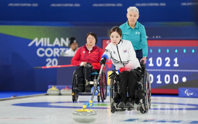 (260306) -- CORTINA D'AMPEZZO, March 6, 2026 (Xinhua) -- Baek Hyejin (front) of South Korea competes during the wheelchair curling mixed doubles round robin session 4 match between China and South Korea at the Milan-Cortina 2026 Paralympic Winter Games in Cortina D'ampezzo, Italy, March 6, 2026. (Xinhua/Wang Kaiyan)